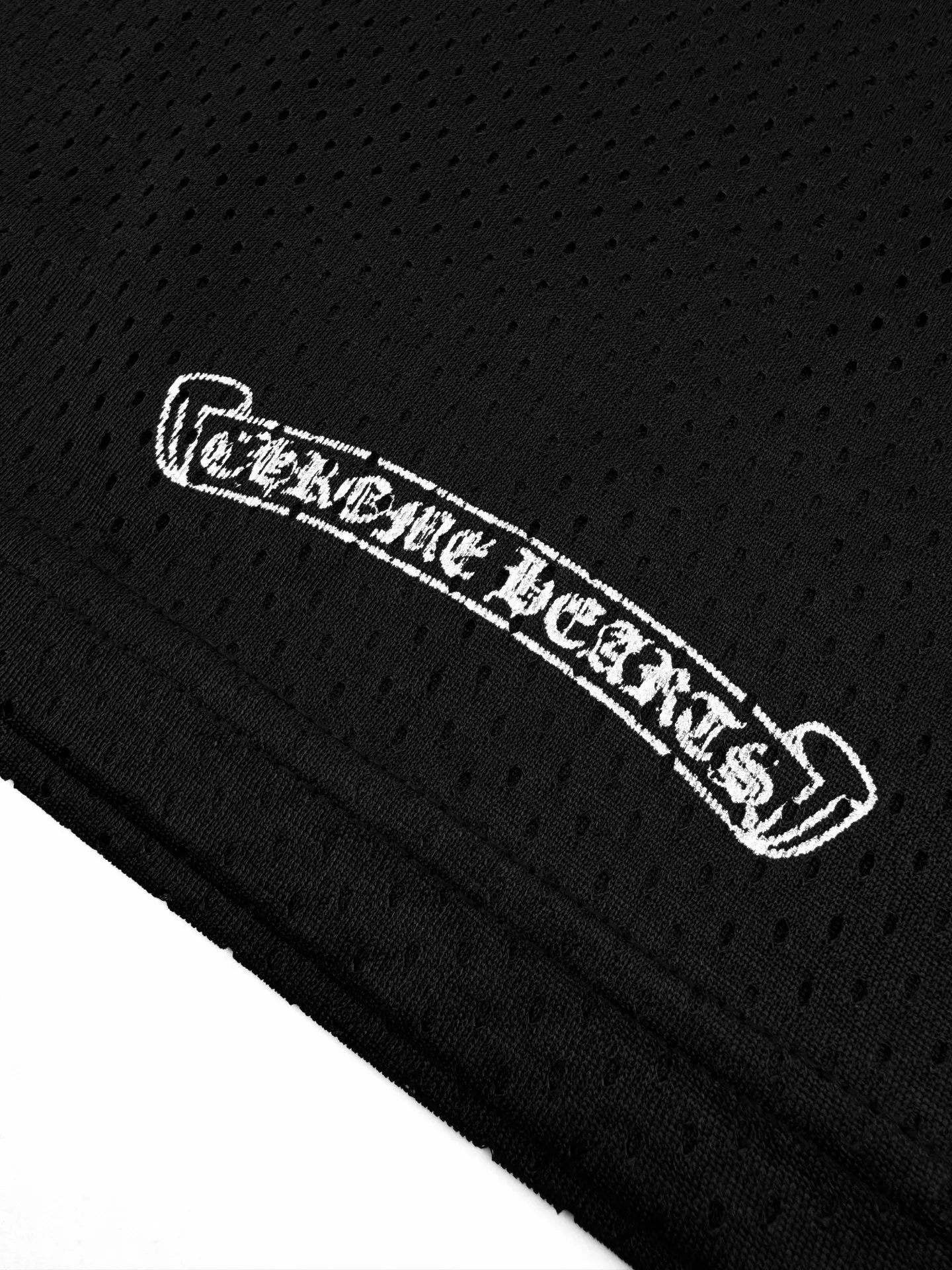 P250 Chrome Hearts mesh short-sleeved jersey. Customized obsidian starburst mesh. Cool and breathable. Comfortable and close to the skin. Because of its unique mesh structure, it can effectively discharge heat and moisture from the body. Mainly based on obsidian black, it gives a deep sense of luxury. Western Gothic body text is embedded in the mesh gaps to control the visual focus. Unique V-neck design. Modify the neck line. Numbers are integrated into the ritual expression of rock belief. Interpret faith with rebellion. Dare to break. Lead the rebellion. Craft 1: Use imported bright golden paste printing. The printing has been modified three times with the film screen. Use glue liquid paint to print the pattern on the fabric. Bake the fabric to fix the printing pattern. Process 2: The fabrics are washed and have a better hand feel. Not easy to deform, not easy to shrink, not easy to fade. Maintain long-term beauty. Accessories: Customized 1:1 CH trademark. Version: Loose version. Size: S M L XL. Style number: CC935.